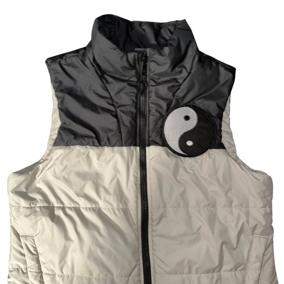 The North Face black & white puffer vest with yin yang patch. Women’s small - Picture 5 of 7